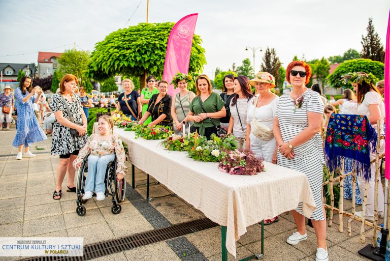 Autorki wianków po werdykcie ustawiły się przy autorskich dziełach