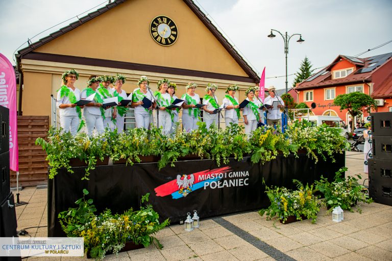 Ubrani byli w białe stroje z zielonym wieńcem