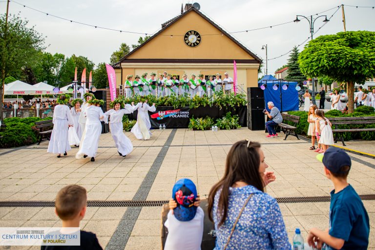 Podczas występu dziewczęta tańcowały pod sceną