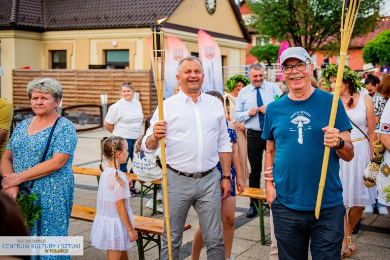 o godz. 20.00 mieszkańcy Połańca na czele z panem burmistrzem uformowali korowód światła