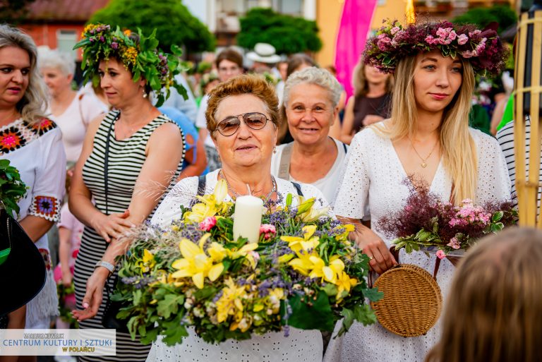 W korowodzie wzięli udział wszyscy zgromadzeni na placu