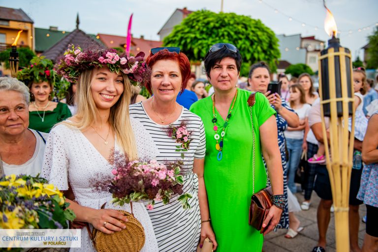 W korowodzie wzięli udział wszyscy zgromadzeni na placu