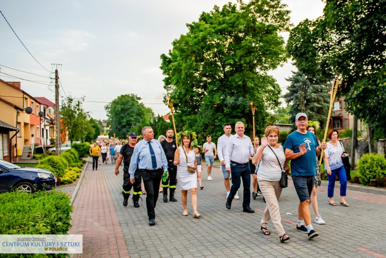 W korowodzie wzięli udział wszyscy zgromadzeni na placu