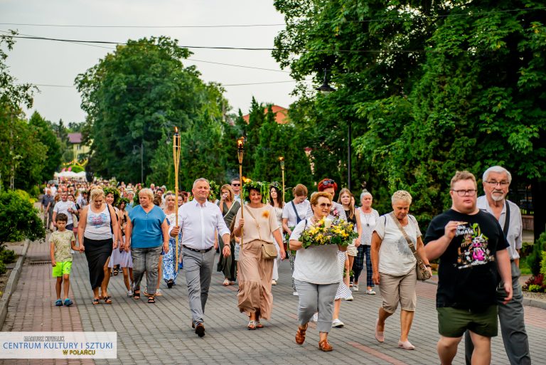 W korowodzie wzięli udział wszyscy zgromadzeni na placu