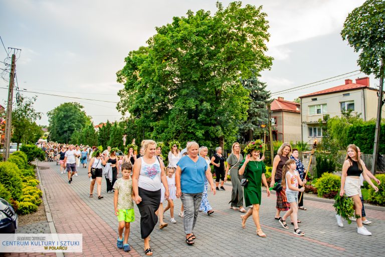 W korowodzie wzięli udział wszyscy zgromadzeni na placu