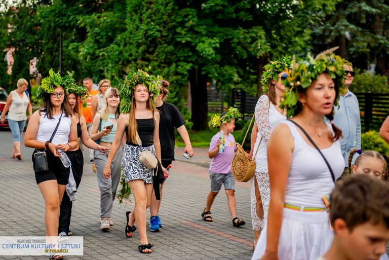 W korowodzie wzięli udział wszyscy zgromadzeni na placu