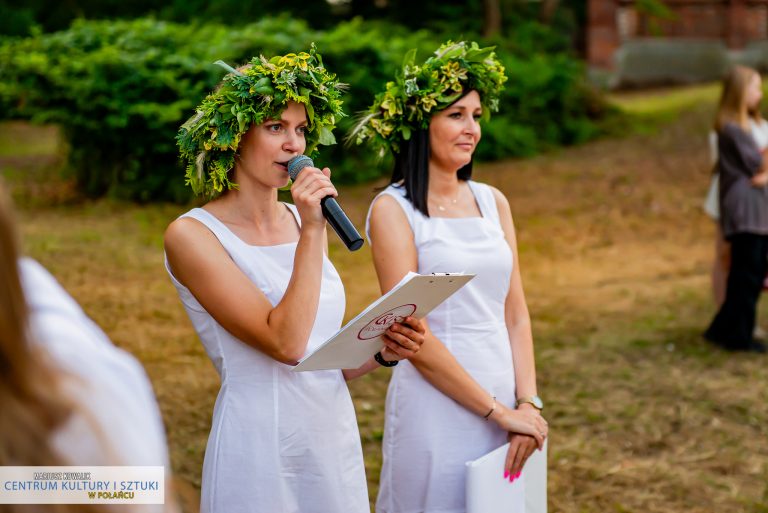 Konferansjerki zapowiedzieli kolejną część artystyczną: widowisko w wykonaniu grupy teatralnej "Maska" oraz Studia Piosenki "Sidus"