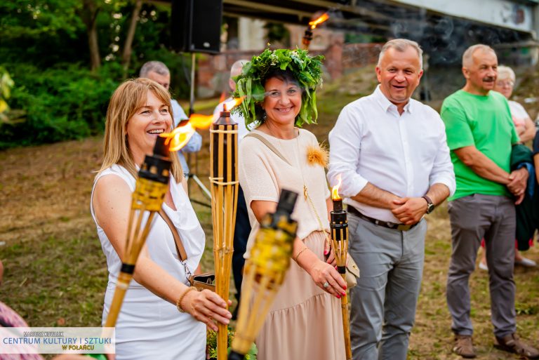 Ludzie przyglądali się widowisku, trzymając w dłoniach pochodnie