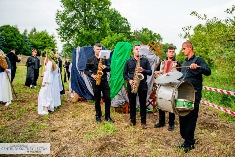 Kapela przygrywała w międzyczasie