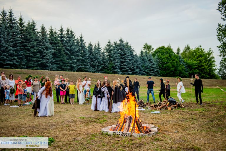 Widowisko teatralno -wokalne w wykonaniu grupy "Maska" oraz Studia Piosenki Sidus