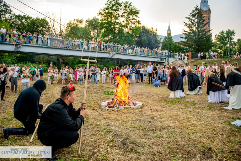 Widowisko teatralno -wokalne w wykonaniu grupy "Maska" oraz Studia Piosenki Sidus