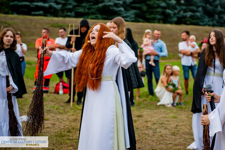 Widowisko teatralno -wokalne w wykonaniu grupy "Maska" oraz Studia Piosenki Sidus