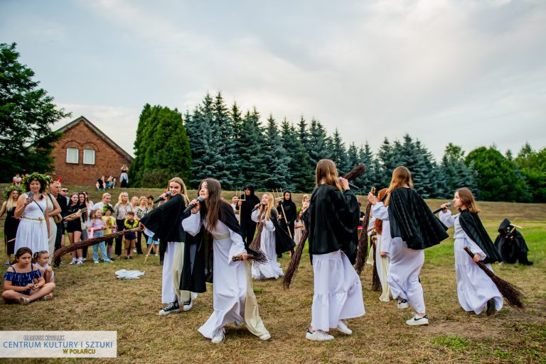 Widowisko teatralno -wokalne w wykonaniu grupy "Maska" oraz Studia Piosenki Sidus