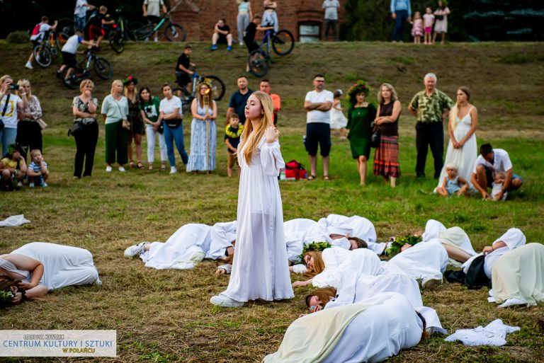 Widowisko teatralno -wokalne w wykonaniu grupy "Maska" oraz Studia Piosenki Sidus