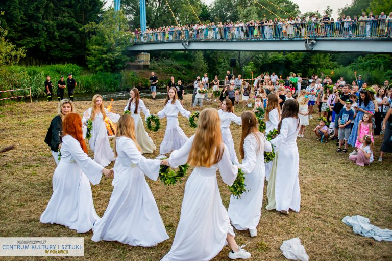 Widowisko teatralno -wokalne w wykonaniu grupy "Maska" oraz Studia Piosenki Sidus