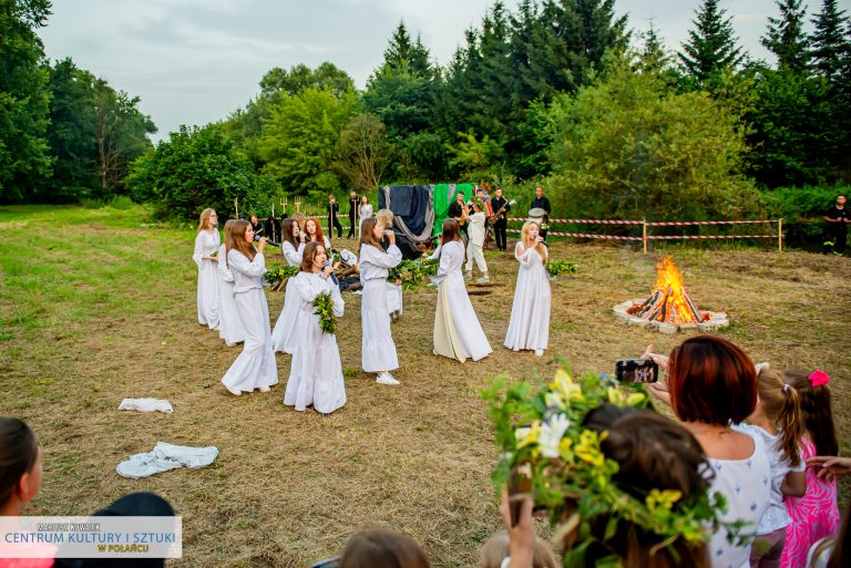 Widowisko teatralno -wokalne w wykonaniu grupy "Maska" oraz Studia Piosenki Sidus