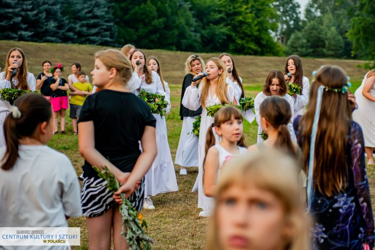 Widowisko teatralno -wokalne w wykonaniu grupy "Maska" oraz Studia Piosenki Sidus