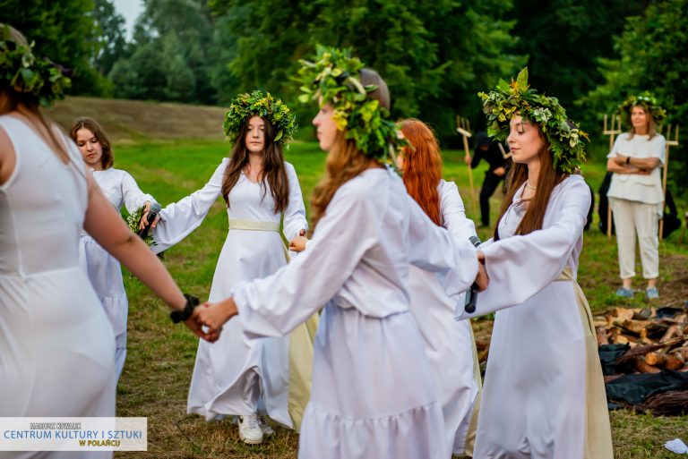 Widowisko teatralno -wokalne w wykonaniu grupy "Maska" oraz Studia Piosenki Sidus