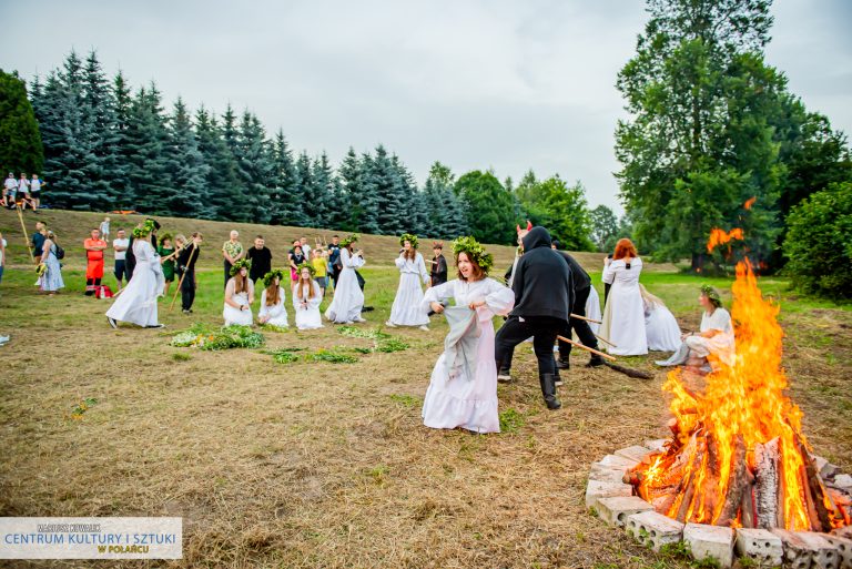 Widowisko teatralno -wokalne w wykonaniu grupy "Maska" oraz Studia Piosenki Sidus