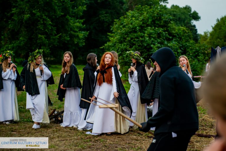 Widowisko teatralno -wokalne w wykonaniu grupy "Maska" oraz Studia Piosenki Sidus