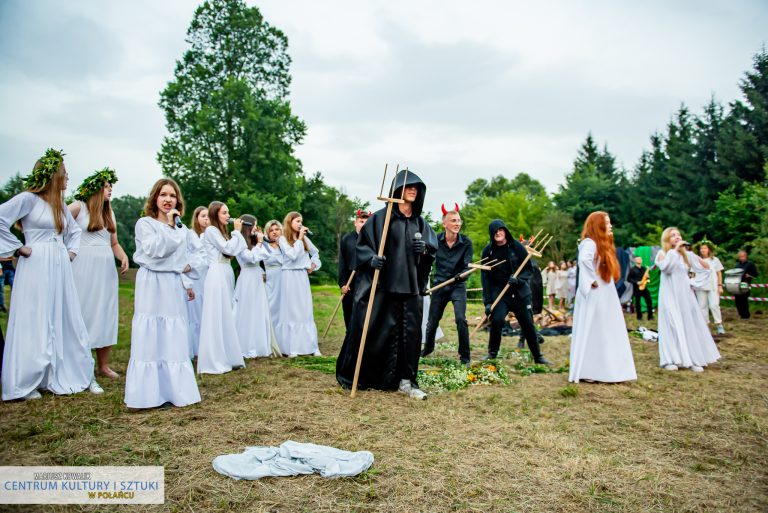 Widowisko teatralno -wokalne w wykonaniu grupy "Maska" oraz Studia Piosenki Sidus