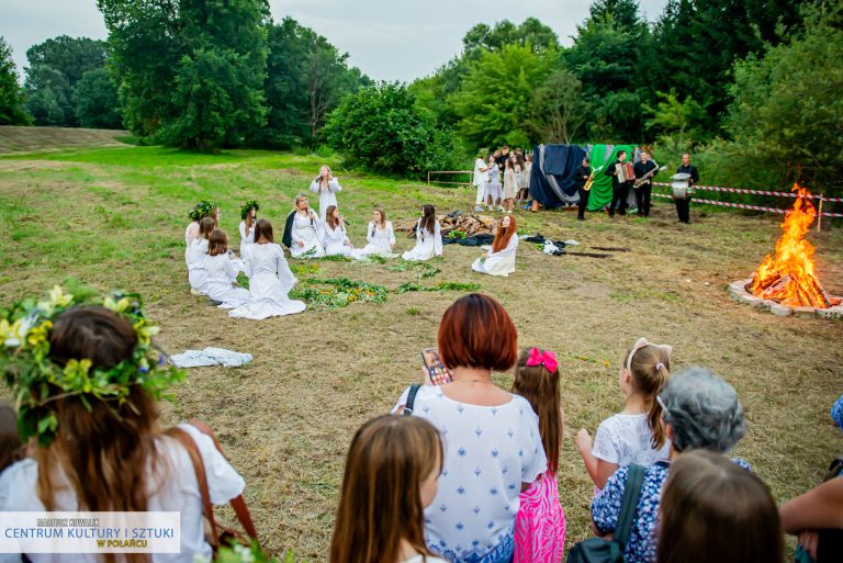 Widowisko teatralno -wokalne w wykonaniu grupy "Maska" oraz Studia Piosenki Sidus