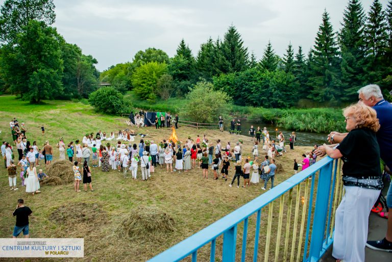 Widowisko teatralno -wokalne w wykonaniu grupy "Maska" oraz Studia Piosenki Sidus