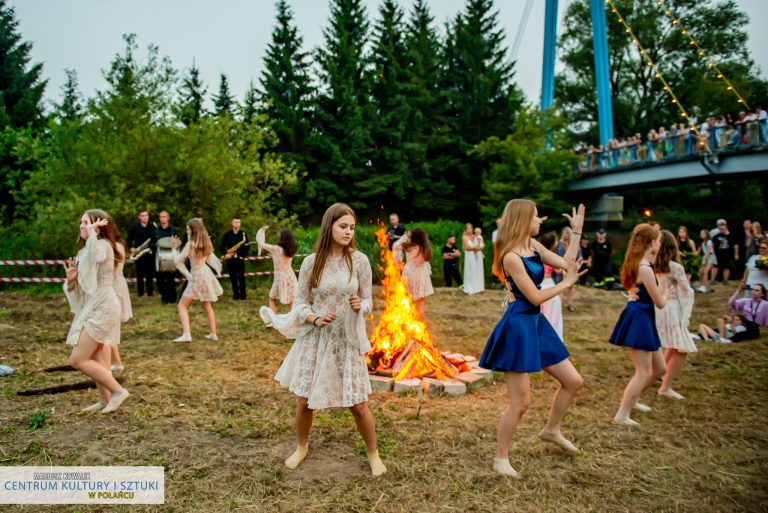 Widowisko teatralno -wokalne w wykonaniu grupy "Maska" oraz Studia Piosenki Sidus - tańce przy ogniu