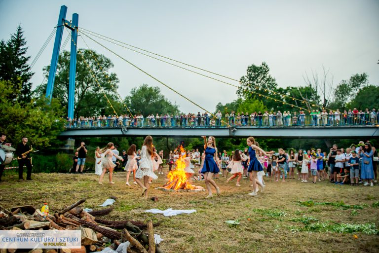 Widowisko teatralno -wokalne w wykonaniu grupy "Maska" oraz Studia Piosenki Sidus - tańce przy ogniu