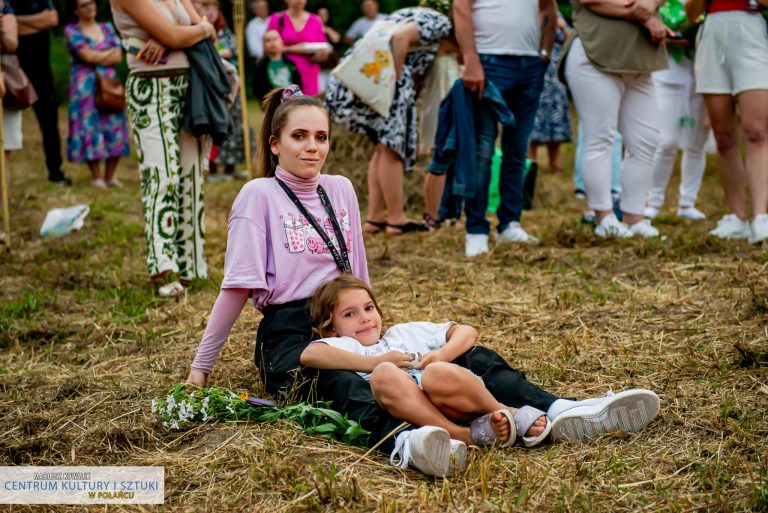 Na zdjęciu dwie dziewczyny podziwiające widowisko