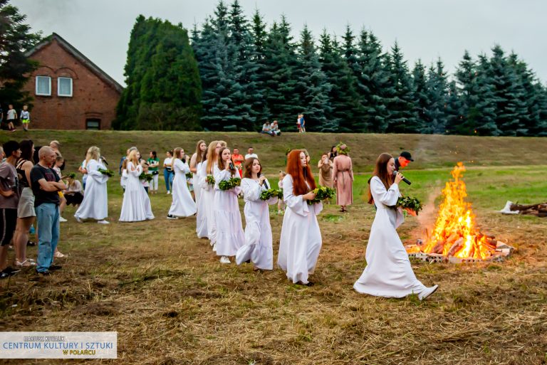 Widowisko teatralno -wokalne w wykonaniu grupy "Maska" oraz Studia Piosenki Sidus - pochód z wiankami