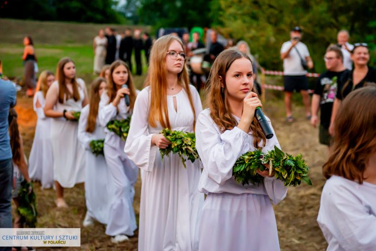 Widowisko teatralno -wokalne w wykonaniu grupy "Maska" oraz Studia Piosenki Sidus - pochód z wiankami