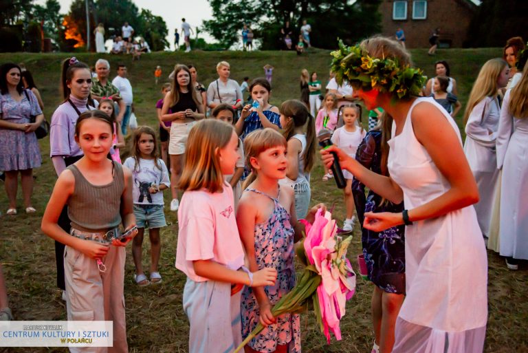 Po widowisku odbyło się poszukiwanie kwiatu paproci. Po zaledwie kilku minutach dwie dziewczynki odnalazły kwiat