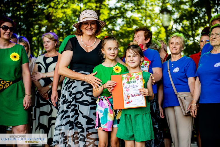 Zwycięzcy konkursu otrzymali pamiątkową statuetkę truskawki