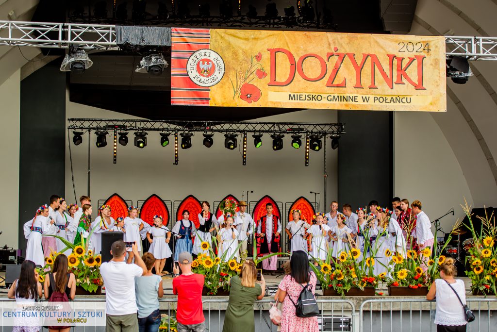 Podczas dożynek zostało wystawione "Misterium Żniwne" pt. "Od kłosa do chleba". Na zdjęciu widoczni aktorzy z grupy teatralnej "Maska" oraz Studia Piosenki "Sidus" 