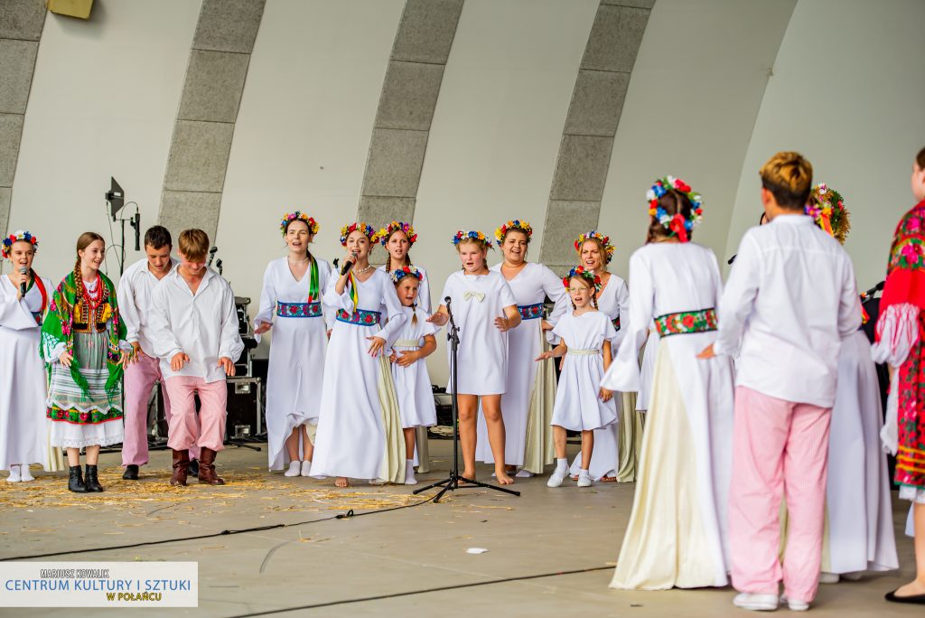 Scena z "Misterium Żniwnego" - 
 - Grupa śpiewająca piosenkę o tematyce dożynkowej. Artyści ustawieni są w półkolu i śpiewają zwróceni w swoją stronę. 