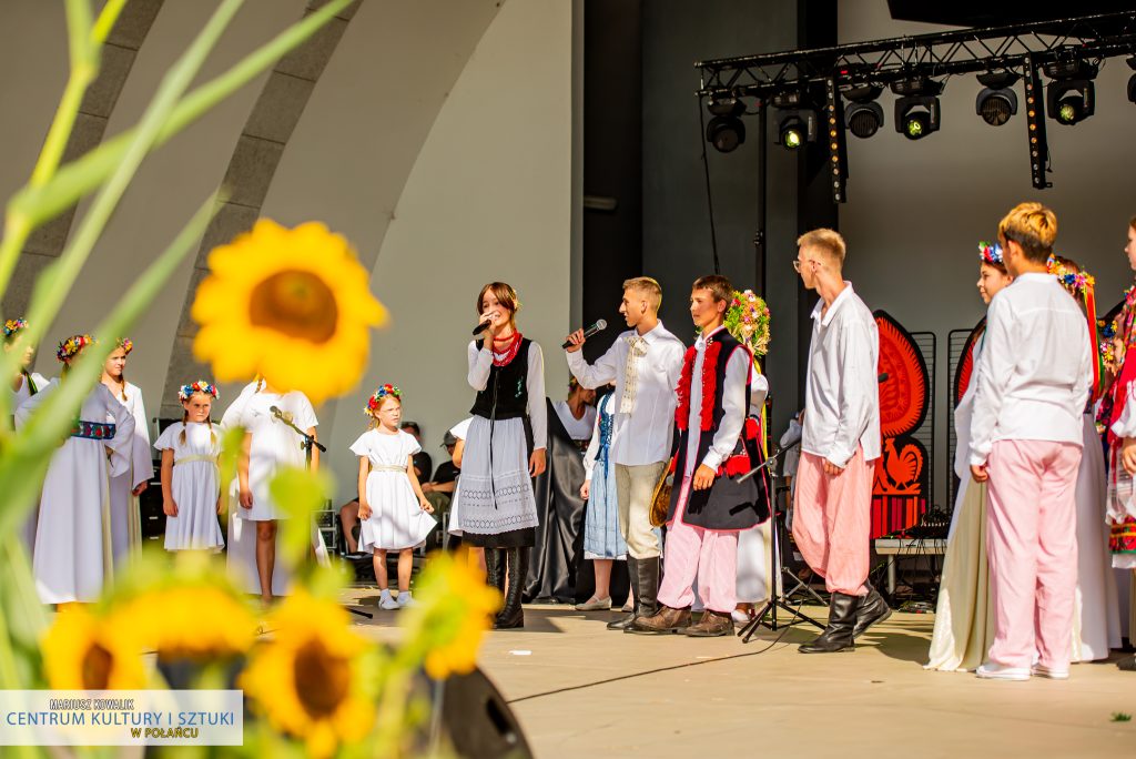 Scena z "Misterium Żniwnego" - grupa aktorów prowadząca dialog