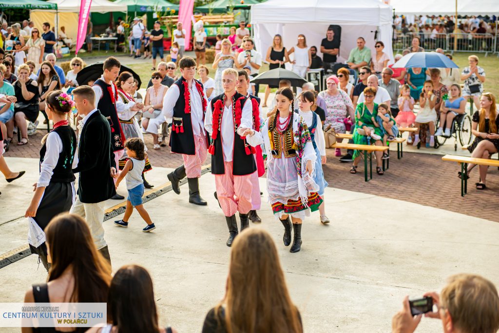 Scena z "Misterium Żniwnego" - fragment poloneza na placu przed muszla koncertową 