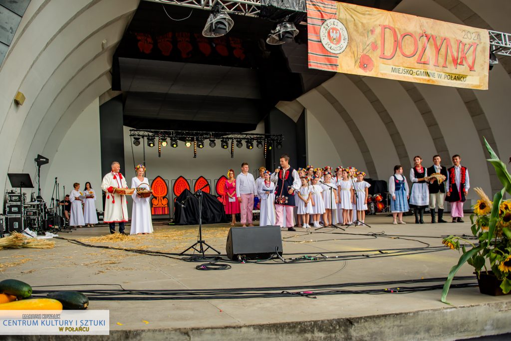 Scena z "Misterium Żniwnego" - rozdawanie chleba mieszkańcom przez burmistrza Miasta i Gminy Połaniec Jacka Benedykta Nowaka