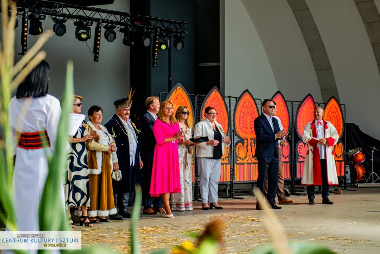 Na scenie muszli koncertowej: burmistrz Miasta i Gminy Polaniec, dyrektorka CKiSz, starosta i starościna dożynek, Przewodnicząca Rady Miejskiej w Połańcu oraz zaproszeni goście