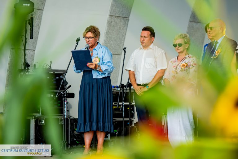 Sekretarz Miasta i Gminy Połaniec odczytała decyzję komisji w sprawie wyboru najpiękniejszego wieńca dożynkowego