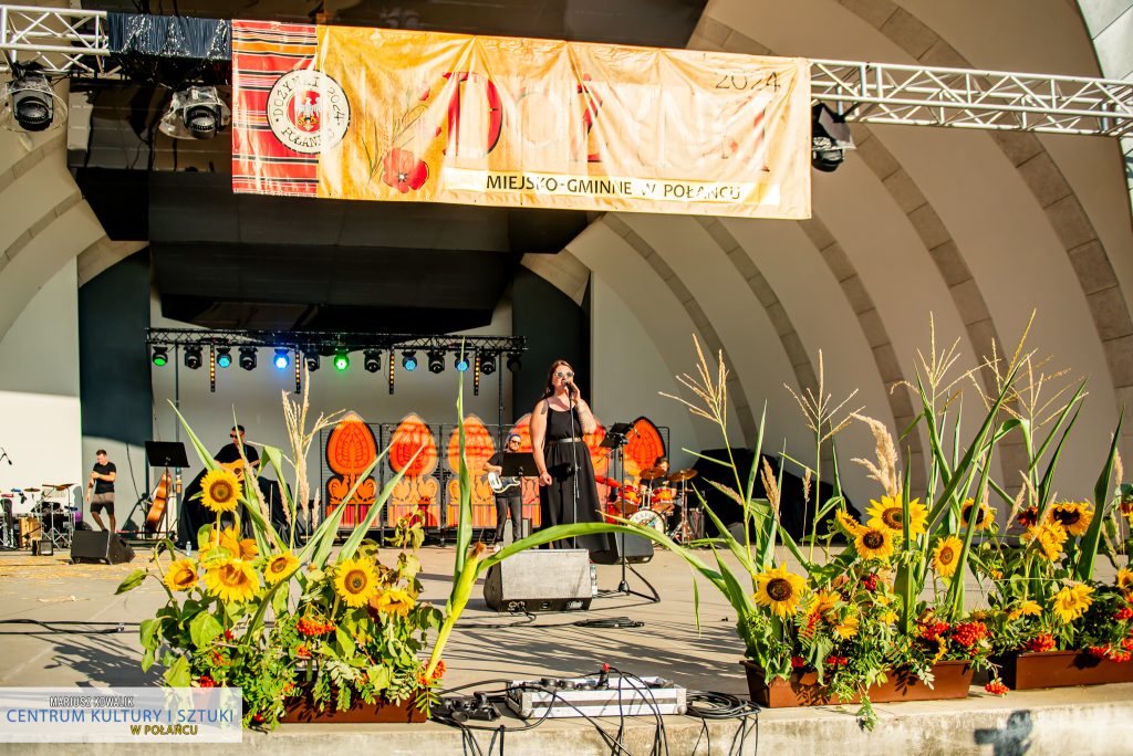 Zespół z Soleczników - na scenie  wokalistka, gitarzysta, basista i perkusista.  