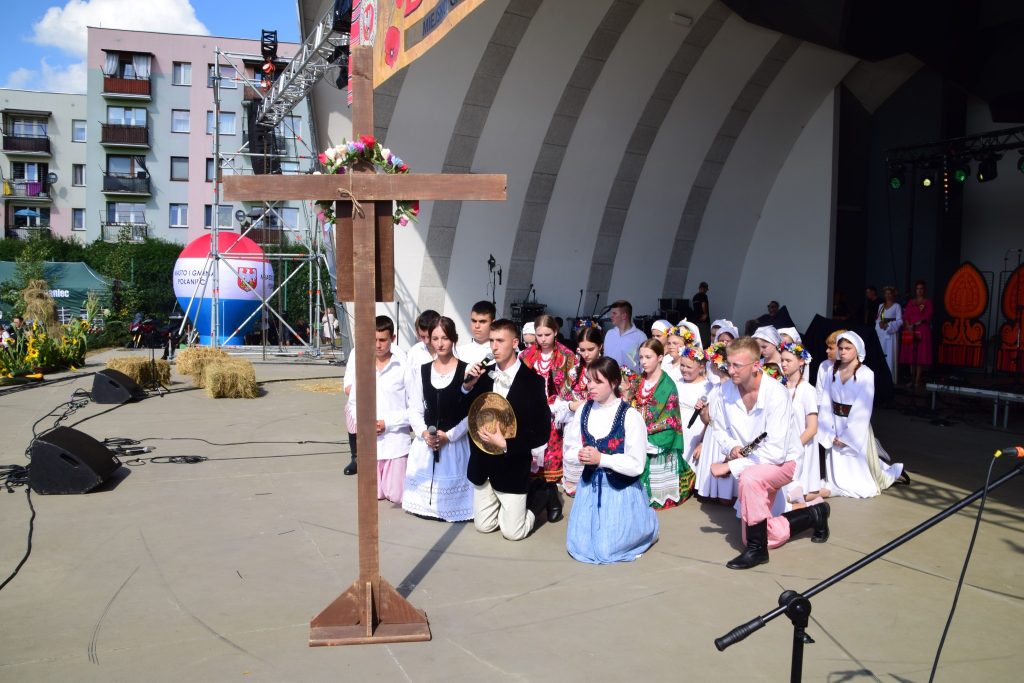  Na zdjęciu scena z "Misterium Żniwnego" - grupa ludzi klęcząca pod  kapliczką Maryi Sulisławskiej  