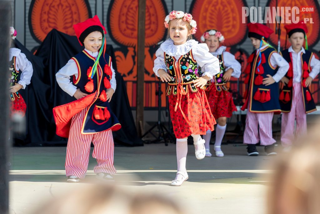 Dwóch przedszkolaków wykonujących taniec w krakowskich strojach w ramach  programu "folk dla najmłodszych"