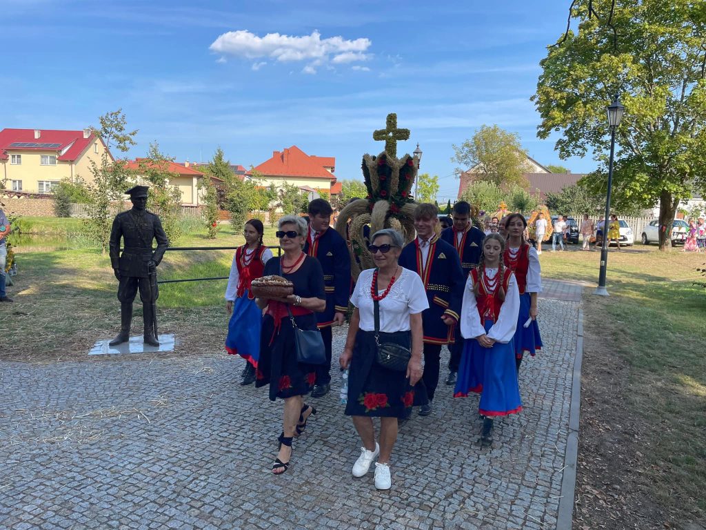 Grupa reprezentacyjna Miasta i Gminy Połaniec. Dwie panie z gminy Winnica niosące chleb, czterech chłopców niosących gminny winiec oraz cztery dziewczęta ubrane w ludowe stroje idące przy wieńcu 