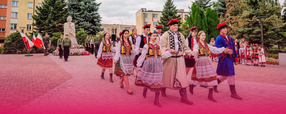 grupa tańcząca poloneza Kościuszki w strojach ludowych